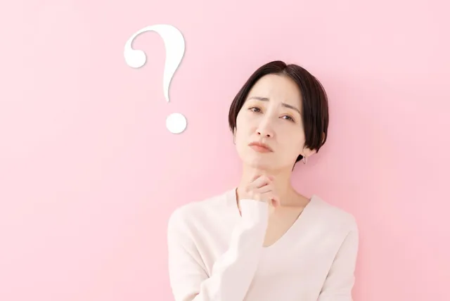 悩む女性