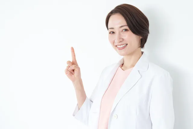 ヒントを教える女性