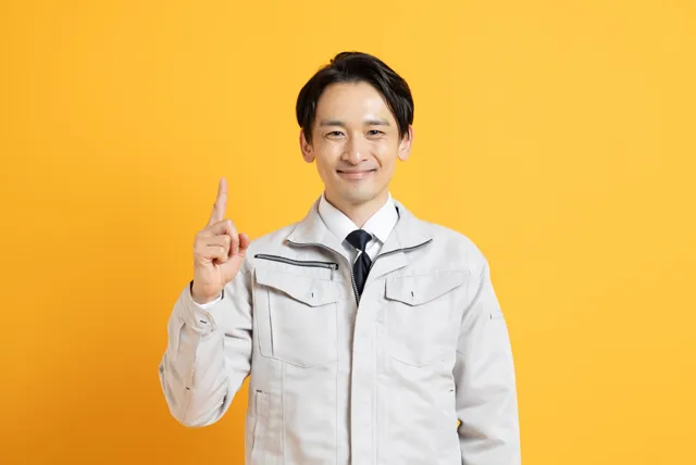 ヒントを教える男性